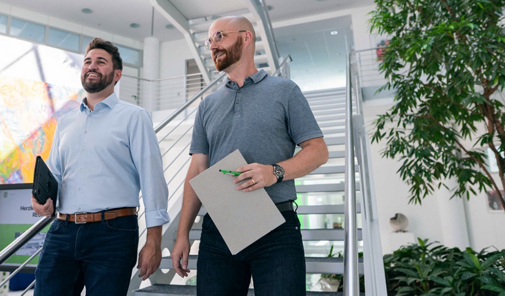 Mitarbeiter im Eingangsbereich