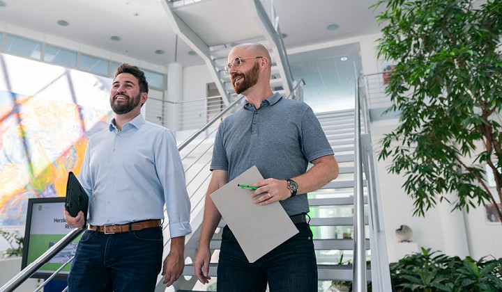 Mitarbeiter im Eingangsbereich