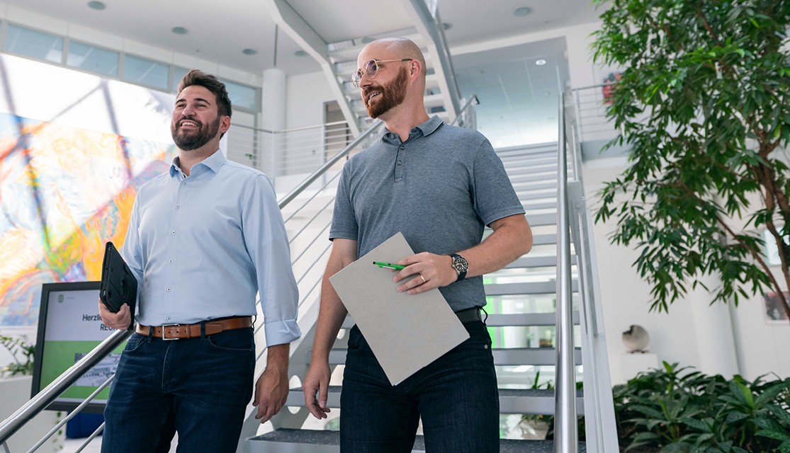 Mitarbeiter im Eingangsbereich